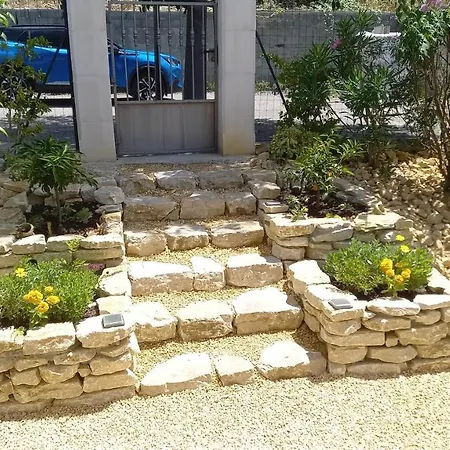 La Benvingude فندق مبيت وإفطار نييون
